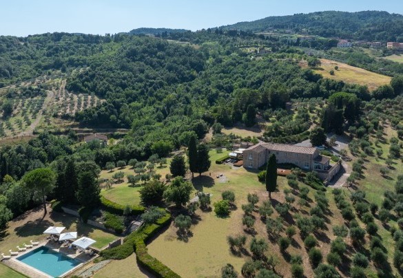 La piscina a circa 80 m dal casale, è raggiungibile attraverso un viale lastricato in pietra - Villa Panorama