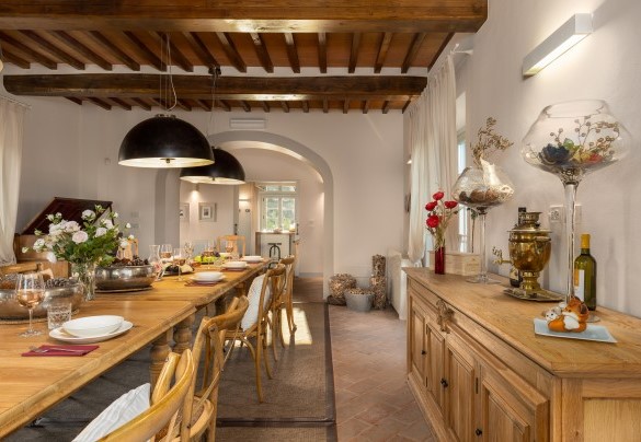La sala da pranzo dotata di porte finestra che consentono l’accesso sulle zone attrezzate all’esterno - Villa Panorama