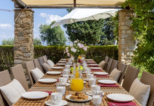 La zona pranzo all’aperto, di fronte alla cucina, sotto il gazebo in muratura e barbaque - Villa Panorama