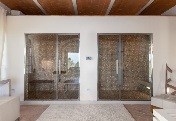 La zona benessere attrezzata con bagno turco e doccia emozionale con cromoterapia - Villa Panorama