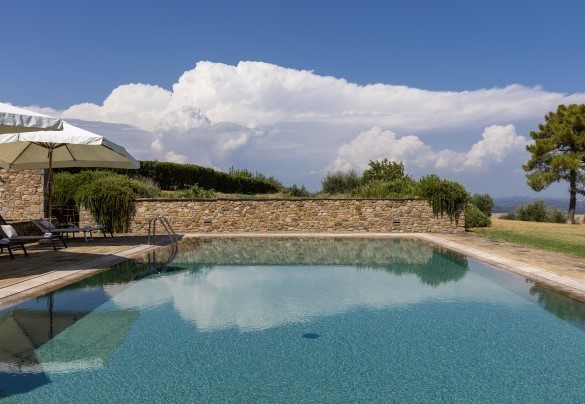 La vasca misura 7 x 14 m, ha una profondità costante di 1,5 m  - Villa Panorama