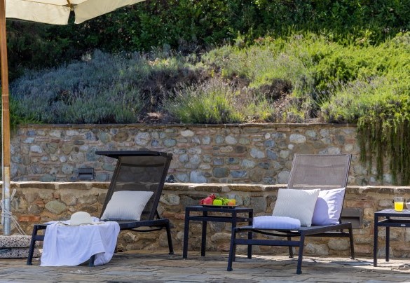 La piscina occupa il terrazzamento più estremo della proprietà in posizione riservata - Villa Panorama