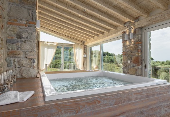 La zona benessere attrezzata con vasca idromassaggio - Villa Panorama