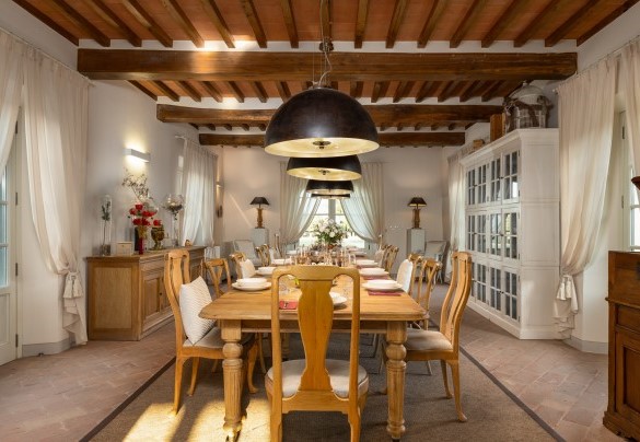 La sala da pranzo dotata di porte finestra che consentono l’accesso sulle zone attrezzate all’esterno - Villa Panorama