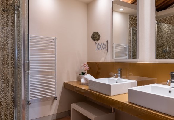 Bagno con doccia en suite della camera matrimoniale al primo piano - Villa Panorama