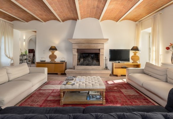L'ampio salotto con TV satellitare e caminetto - Villa Panorama