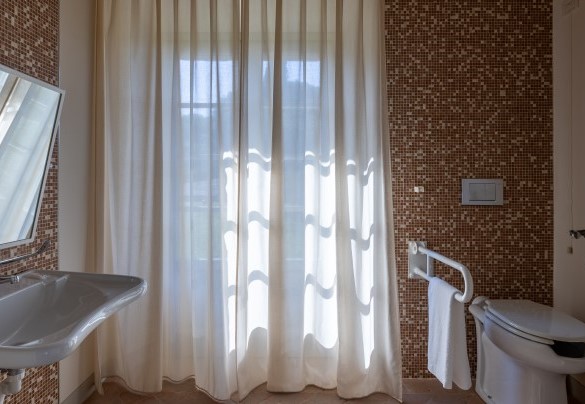 Bagno di servizio al piano terra - Villa Panorama