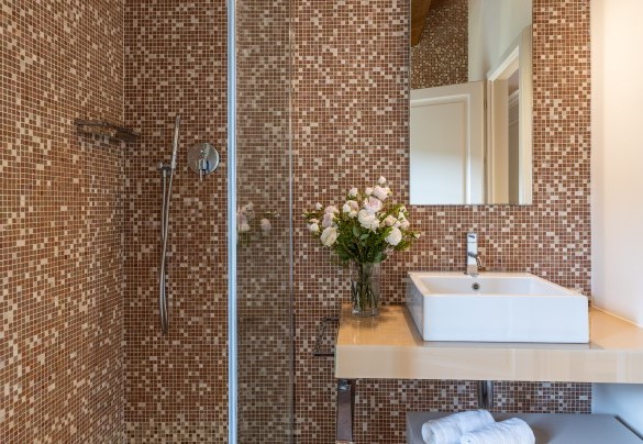 Bagno con doccia en suite della camera matrimoniale con letti divisibili al primo piano - Villa Panorama