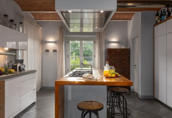 La cucina dotata di porte finestra che consentono l’accesso sulle zone attrezzate all’esterno - Villa Panorama