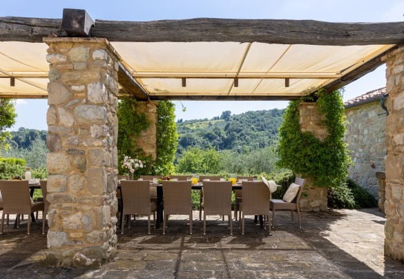 La zona pranzo all’aperto, di fronte alla cucina, sotto il gazebo in muratura e barbaque - Villa Panorama