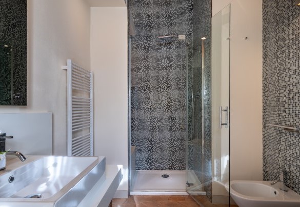 Bagno con doccia e doppio lavabo en suite della camera matrimoniale al primo piano - Villa Panorama