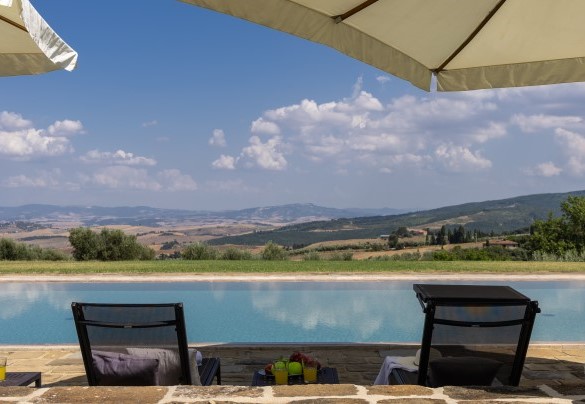 La piscina si affaccia sul suggestivo panorama campestre e boschivo di Volterra - Villa Panorama