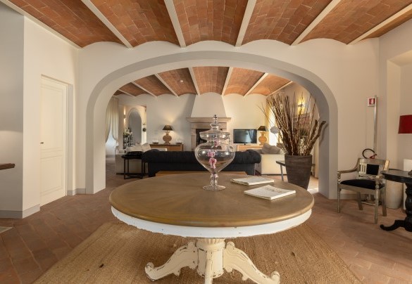 L'ampio salotto con TV satellitare e caminetto - Villa Panorama
