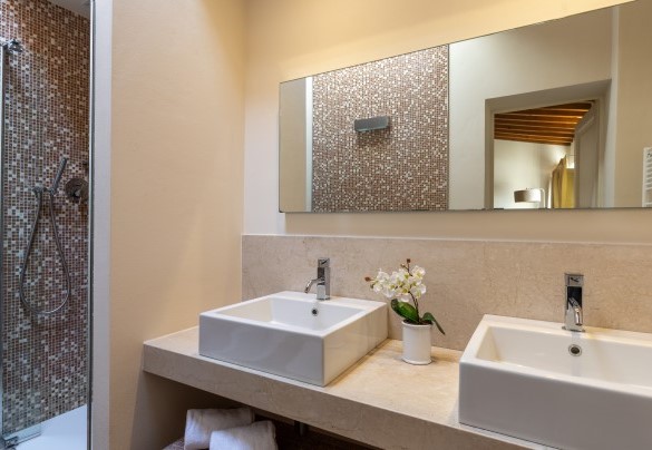Bagno con doccia e doppio lavabo en suite della camera matrimoniale al primo piano - Villa Panorama