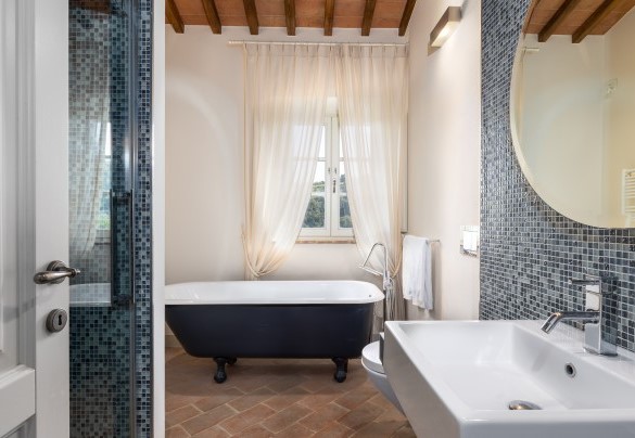 Bagno con doccia e vasca en suite della camera padronale al primo piano - Villa Panorama
