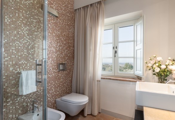 Bagno con doccia en suite della camera matrimoniale con doppi affacci al primo piano - Villa Panorama