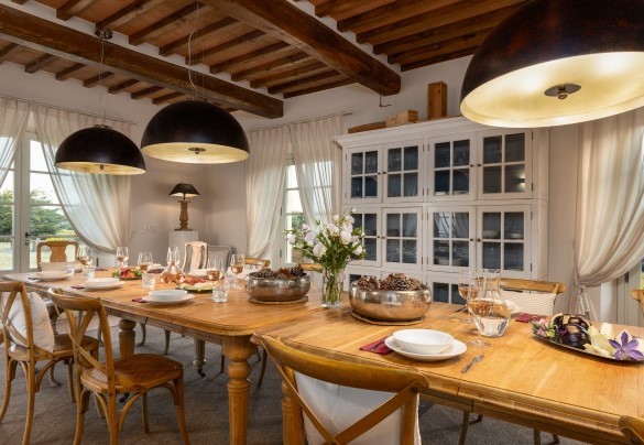 La sala da pranzo dotata di porte finestra che consentono l’accesso sulle zone attrezzate all’esterno - Villa Panorama