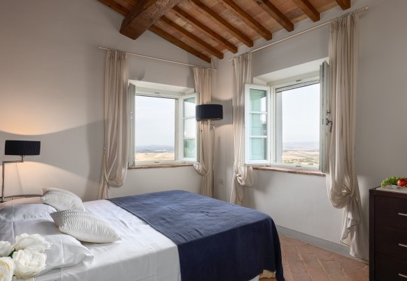 Camera matrimoniale con doppi affacci e bagno con doccia en suite al primo piano - Villa Panorama