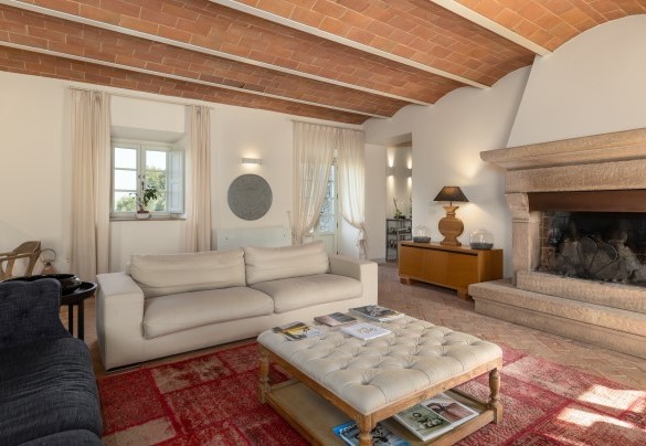 L'ampio salotto con TV satellitare e caminetto - Villa Panorama