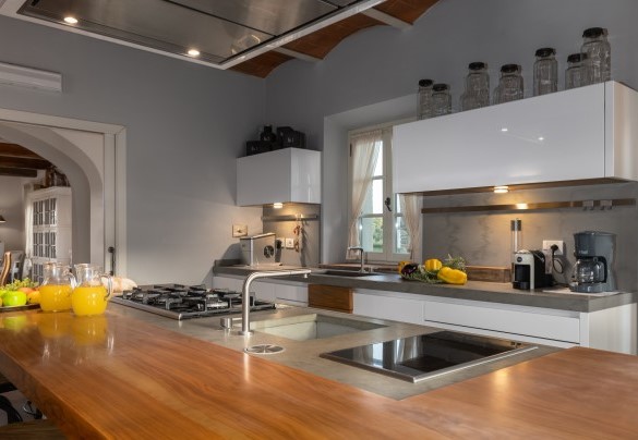La cucina dotata di porte finestra che consentono l’accesso sulle zone attrezzate all’esterno - Villa Panorama