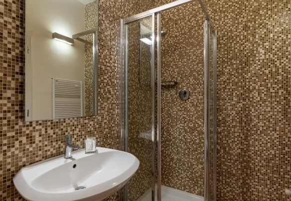 Bagno con doccia en suite della camera matrimoniale al piano seminterrato - Villa Panorama
