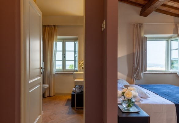 Camera matrimoniale con doppi affacci e bagno con doccia en suite al primo piano - Villa Panorama
