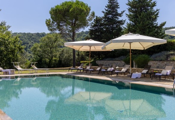 La piscina, rettangolare a sfioro è completamente recintata - Villa Panorama