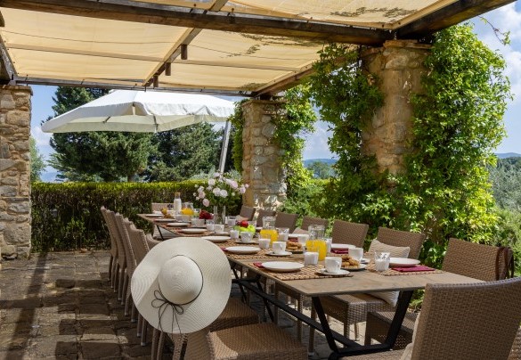 La zona pranzo all’aperto, di fronte alla cucina, è protetta da un gazebo in muratura - Villa Panorama