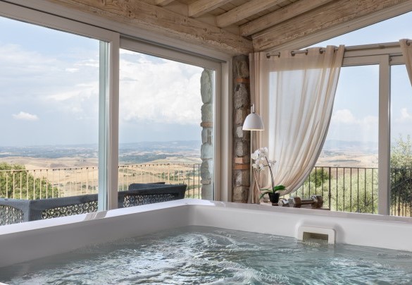 La zona benessere attrezzata con vasca idromassaggio circondata da ampie vetrate - Villa Panorama