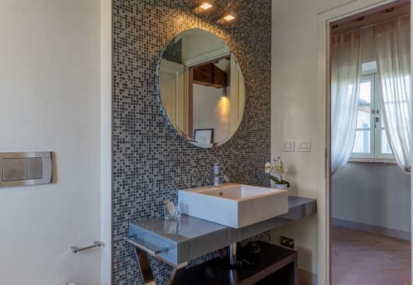 Bagno con doccia e vasca en suite della camera padronale al primo piano - Villa Panorama