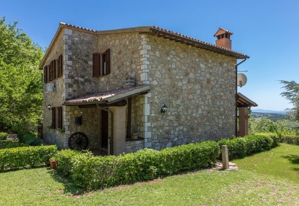 The property is situated on the gentle hills near Todi - Villa Paola