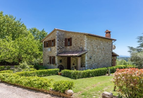 The house is surrounded by an area of over 10000 sq m, part of which is designated as a well-kept garden - Villa Paola   