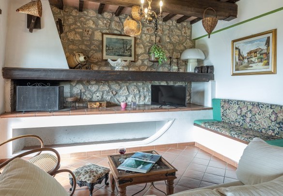 Living room with fireplace - Villa Paola