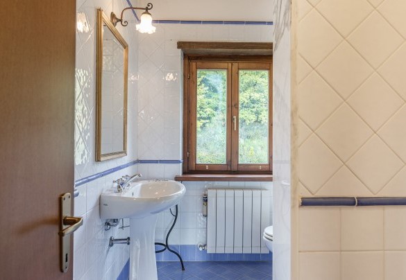 Bathroom with shower on the first floor - Villa Paola