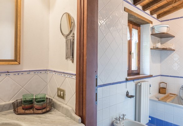 En suite bathroom with tub on the first floor - Villa Paola 
