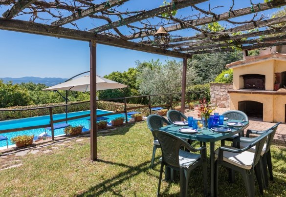 The pergola, with built-in barbecue and wood oven, positioned conveniently above the pool - Villa Paola   