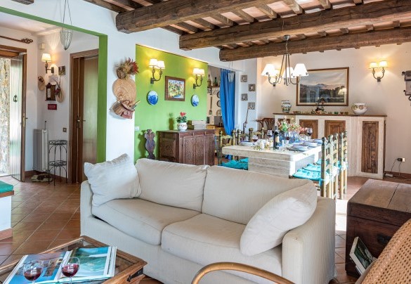 Living room with direct exit through French windows - Villa Paola