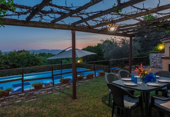 The romantic pergola in the pool area - Villa Paola