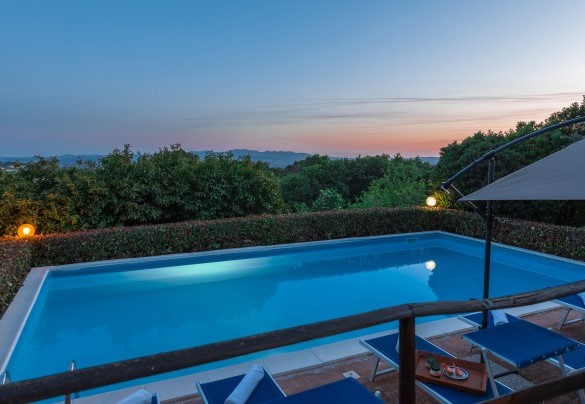 The panoramic swimming pool at sunset - Villa Paola