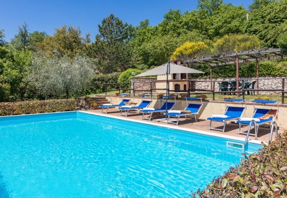 The panoramic pool is located at a slightly lower level than the house, which is about 25 m away - Villa Paola