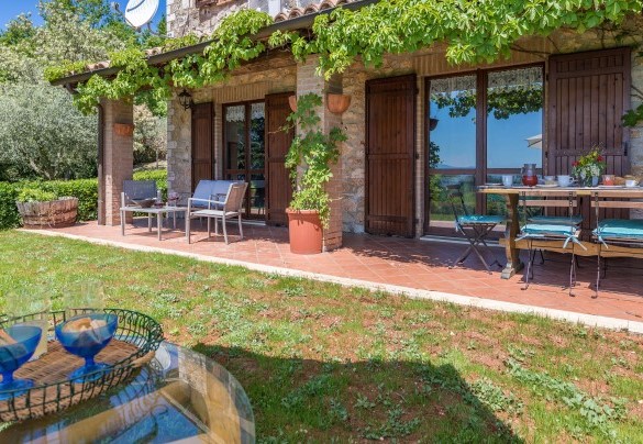 The large portico protected by wooden-beamed roofing and furnished with table, chairs, sofas and armchairs - Villa Paola