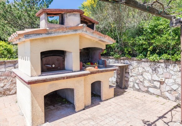 The built-in barbecue and the wood oven - Villa Paola