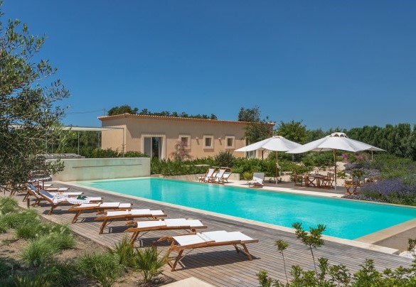 La dependance affaccia sulla piscina – Villa Passo degli Aironi