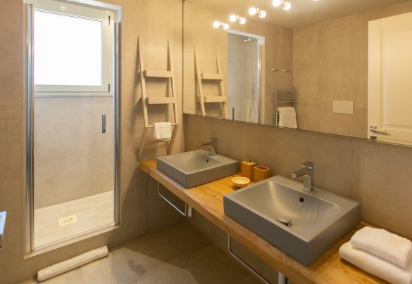 Il bagno ensuite n.1 con doccia della matrimoniale a piano terra – Villa Passo degli Aironi