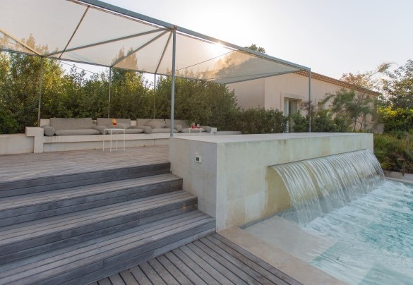 La zona relax intorno alla piscina – Villa Passo degli Aironi
