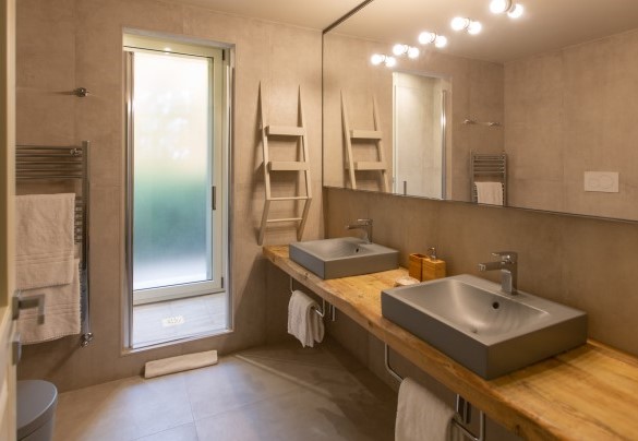 Il bagno ensuite n.5 con doccia della camera matrimoniale al piano inferiore – Villa Passo degli Aironi