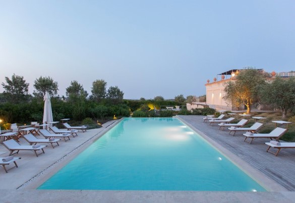 La grande piscina misura 17 x 5,50 m – Villa Passo degli Aironi