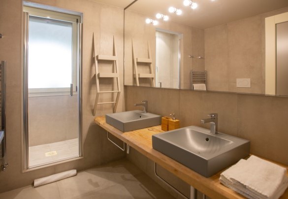 Il bagno ensuite n.4 con doccia della camera matrimoniale al piano inferiore – Villa Passo degli Aironi 