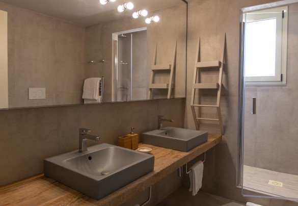Il bagno ensuite n.2 con doccia della camera doppia a piano terra – Villa Passo degli Aironi
