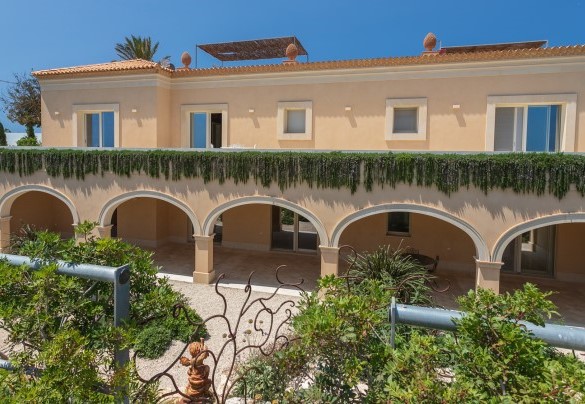 La facciata con il piano terra ed il piano interrato – Villa Passo degli Aironi